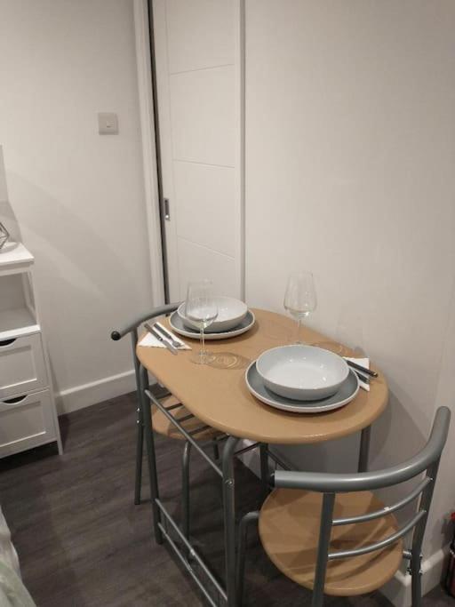 Cosy Garden Studio Room Minimum Two Night Booking Brighton Екстериор снимка