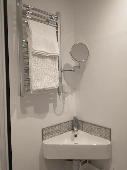 Cosy Garden Studio Room Minimum Two Night Booking Brighton Екстериор снимка