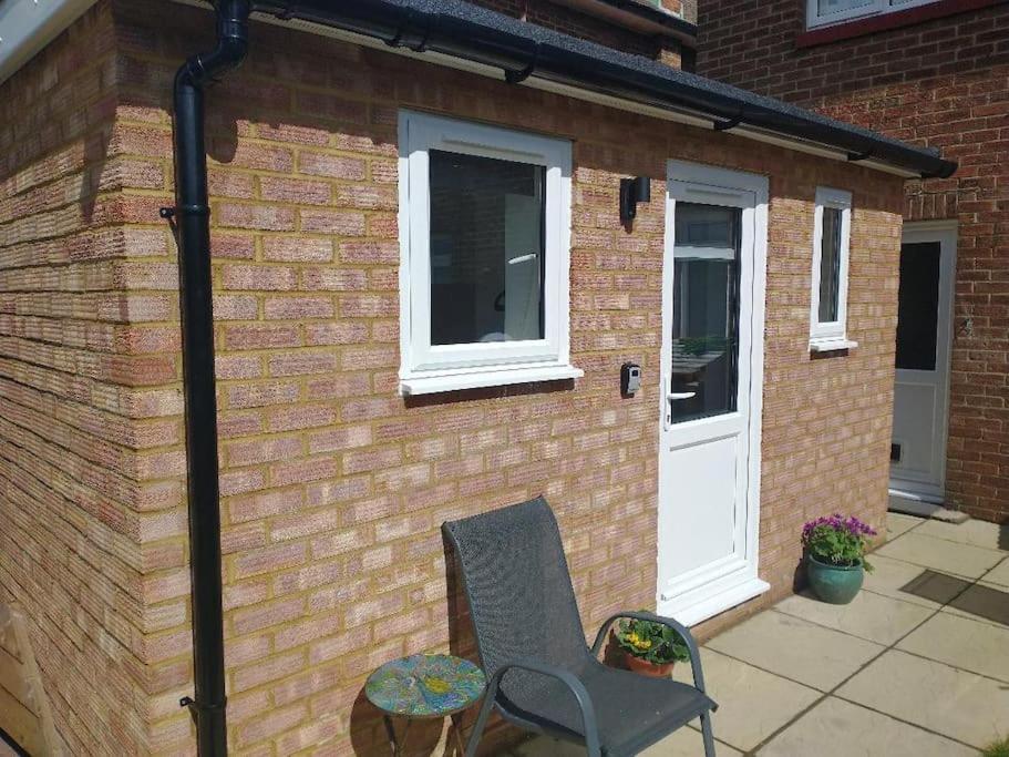 Cosy Garden Studio Room Minimum Two Night Booking Brighton Екстериор снимка