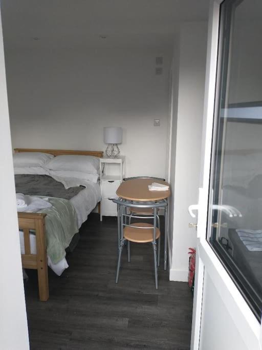 Cosy Garden Studio Room Minimum Two Night Booking Brighton Екстериор снимка