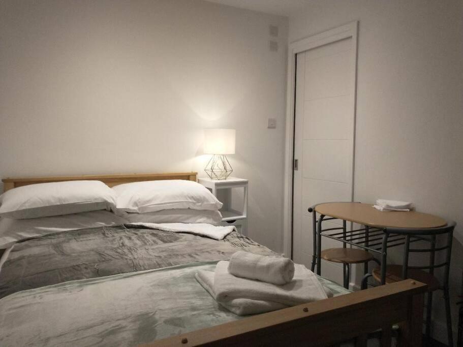 Cosy Garden Studio Room Minimum Two Night Booking Brighton Екстериор снимка